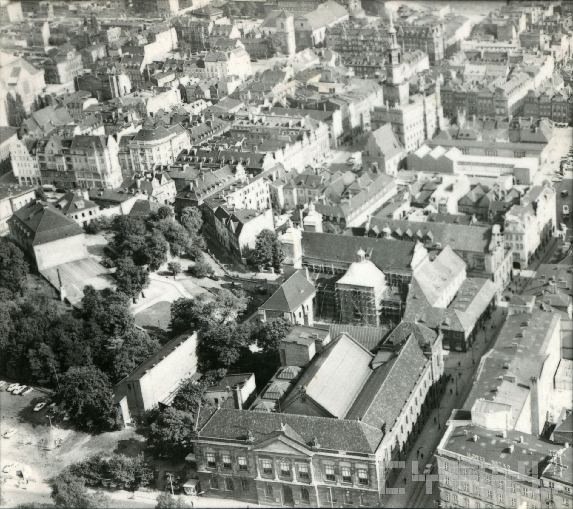 Stare_Miasto_między_Al._Marcinkowskiego_i_Starym_Rynkiem_z_Górą_Przemysła_i_kościołem_Franciszkanów_na_pierwszym_planie_budynek_Muzeum_Narodowego.jpg