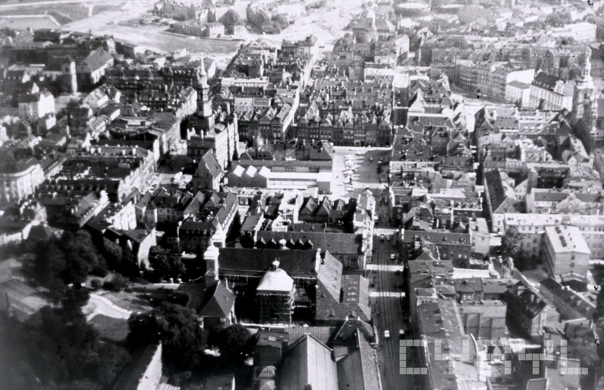 Stare_Miasto_z_lotu_ptaka_w_kierunku_wschodnim_na_pierwszym_planie_kościół_Franciszkanów_pośrodku_Stary_Rynek____1973.jpg