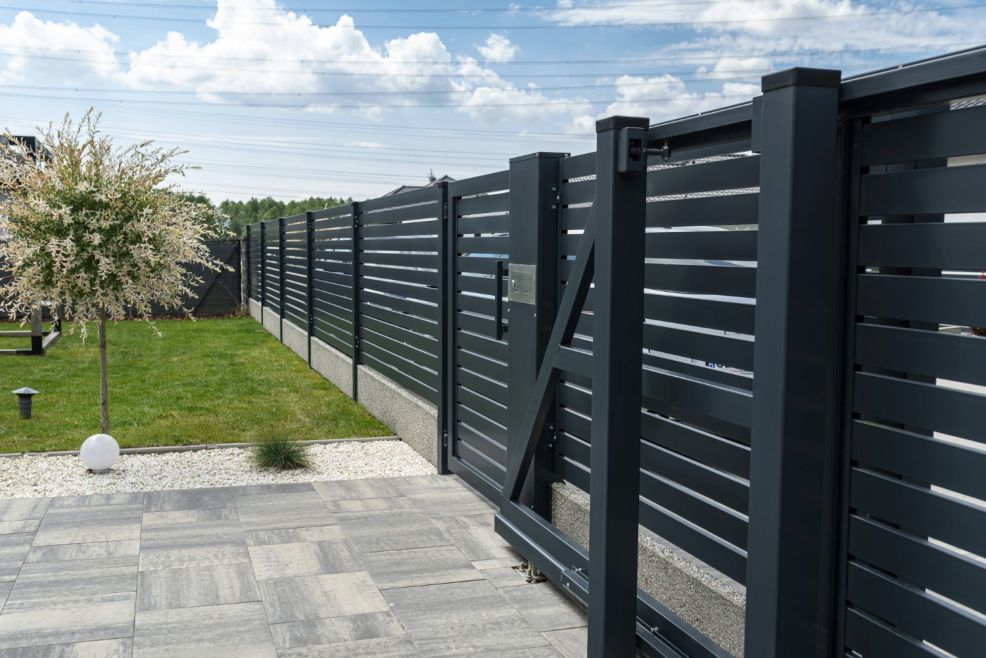 Brama przesuwna i ogrodzenie posesyjne - realizacja ogrodzenia w Wałczu