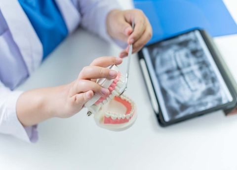 Protetyka stomatologiczna w Poznaniu i okolicach – jak wybrać specjalistę od odbudowy zgryzu?